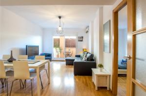 sala de estar con mesa y sofá en Altorreal Más que apartamentos, en Murcia