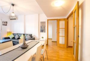 een woonkamer met een bank en een tafel bij Altorreal Más que apartamentos in Murcia