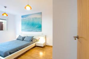 a bedroom with a bed and a painting on the wall at Altorreal Más que apartamentos in Murcia