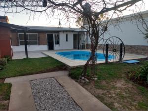 una piscina en el patio trasero de una casa en Abuelo Coqui, en Ramallo