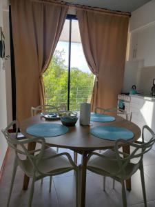 a dining room table and chairs with a window at Departamento Vera Mujica 3 cochera propia incluida in Rosario