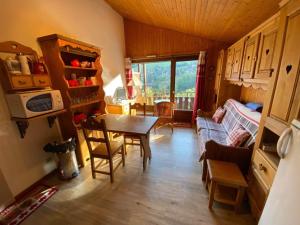 a small living room with a table and a couch at Studio La Clusaz, 1 pièce, 4 personnes - FR-1-459-193 in La Clusaz