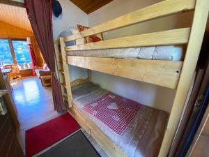 拉克吕萨Studio 4 pers. sur les pistes avec balcon et parking - FR-1-459-193的房间里两张双层床的俯视图