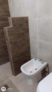 Un baño con un lavabo blanco y un inodoro. en Valle Encantado, en Monte Hermoso