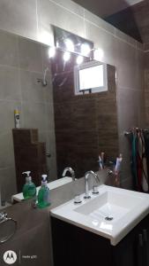 un baño con lavabo y espejo en Valle Encantado, en Monte Hermoso 7 fotos más
