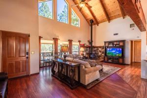 a living room with a couch and a tv at Mountain View Playhouse Near Yosemite & Bass Lake in Oakhurst