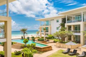 - Vistas al exterior de un complejo con piscina y playa en Happy Apartment on Karon Beach, en Karon Beach