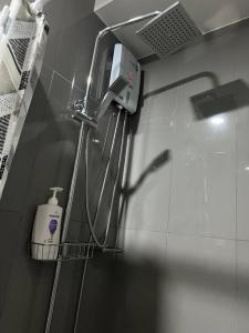 een douche in de badkamer met een fles zeep bij Air Residences - 1Bedroom Unit with Balcony - Wifi & Netflix in Manilla