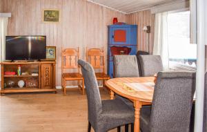 Μια τηλεόραση ή/και κέντρο ψυχαγωγίας στο 3 Bedroom Awesome Home In Vikersund