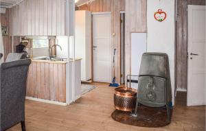 een keuken met een fornuis in het midden van een kamer bij 3 Bedroom Awesome Home In Vikersund in Vikersund