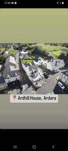 uma imagem de uma vista aérea de uma casa residencial em The Barn @Ardhill House em Ardara