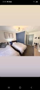 una camera da letto con due letti in una stanza di Ardhill House The Diamond, in the Heart of Ardara Town , F94 C7X9 a Ardara
