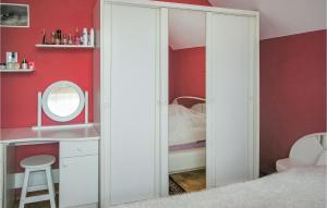 a bedroom with a closet with a vanity and a mirror at Awesome Home In Dzwierzuty With 3 Bedrooms And Wifi in Dźwierzuty