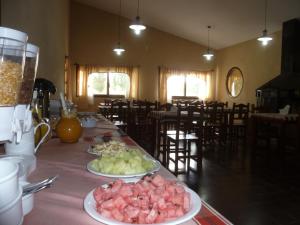 Un restaurant u otro lugar para comer en La Vicuñita Hotel & Cabañas