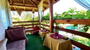 una camera con un divano e due tavoli e una finestra di Къща за гости Рупите , Guest House Relax Rupite a Rupite