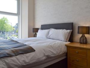 Un dormitorio con una cama grande y una ventana en Inver House Apartment en Inverurie