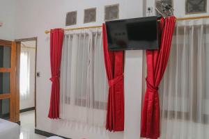TV a/nebo společenská místnost v ubytování Wisma Vandera Syariah Garut Mitra RedDoorz