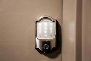un mando a distancia está sujeto a una puerta en Exotic,LUSH,Rainforest,CR,Suite,King,U/G,Wifi, en Edmonton