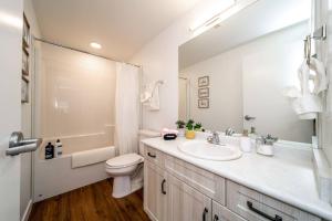 uma casa de banho branca com um lavatório e um WC em Exotic,LUSH,Rainforest,CR,Suite,King,U/G,Wifi em Edmonton