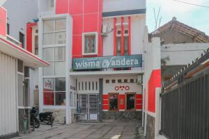 um edifício vermelho e branco com um sinal em Wisma Vandera Syariah Garut Mitra RedDoorz em Garut
