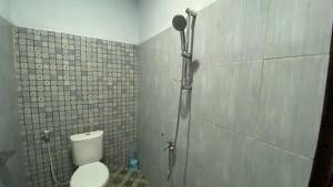bagno con doccia e servizi igienici di Homestay Candi Pawon Murtakim Syariah a Mendut