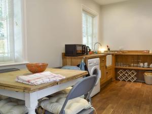cocina con mesa y sillas en Cooks Cottage, en Knossington