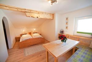 Łóżko lub łóżka w pokoju w obiekcie B&B Landhaus Vierthaler