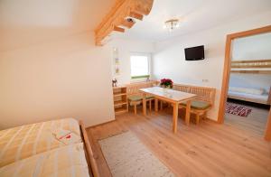 Łóżko lub łóżka w pokoju w obiekcie B&B Landhaus Vierthaler