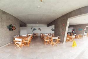 Restoran atau tempat lain untuk makan di Hermoso apartamento en Ocean Reef San Bartolo, con acceso piscina y área sociales!