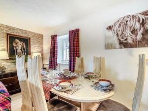 - une salle à manger avec une table et des chaises en bois dans l'établissement Amazing Cottage In Girvan With 4 Bedrooms And Wifi, à Girvan