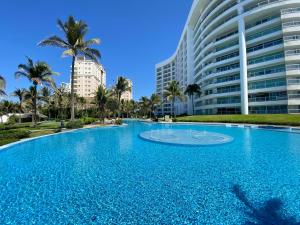 Peldbaseins naktsmītnē Paraíso frente al mar en Acapulco Diamante vai tās tuvumā