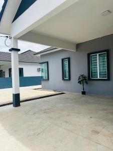 una casa con una maceta en medio de un patio en Villa Pool Kepala Batas en Kampong Hilir