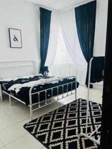 Villa Pool Kepala Batas في Kampong Hilir: غرفة نوم بسرير والستائر الزرقاء وسجادة