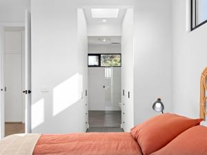 Ένα ή περισσότερα κρεβάτια σε δωμάτιο στο 541 - 3 Bedroom Townhouse - Centrally Located- Free Parking - Free WIFI