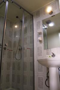 a bathroom with a shower and a sink at Hotel Mackenna in Osorno