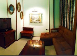 uma sala de estar com um sofá e uma mesa de centro em Angels Residence em Skopje
