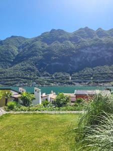 un edificio con un lago e montagne sullo sfondo di Al Ronchetto a Riva San Vitale