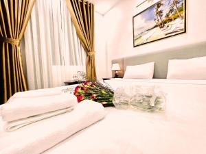 Postel nebo postele na pokoji v ubytování Dương Đông Hotel
