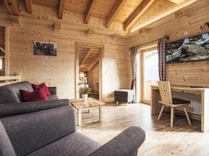 Televízia a/alebo spoločenská miestnosť v ubytovaní Breierhof
