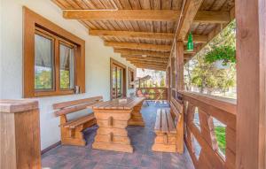 una veranda con panca in legno e tavolo di 4 Bedroom Nice Home In Huta Wielka a Huta Wielka Altre 27 foto
