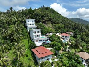 una vista aerea delle case su una collina con palme di Villa Melo a Chaweng Noi Beach