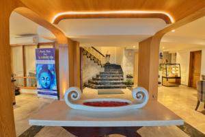 una scala in una casa con vasca al centro di The Cedar Grand Hotel and Spa a Shimla