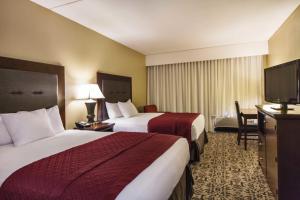 Ein Bett oder Betten in einem Zimmer der Unterkunft Grand Oaks Hotel
