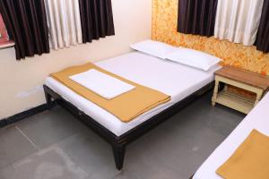 Postel nebo postele na pokoji v ubytování Hotel laxminarayan