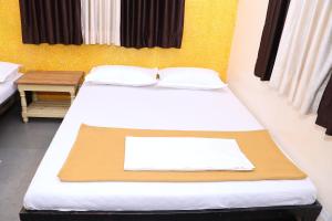 Postel nebo postele na pokoji v ubytování Hotel laxminarayan