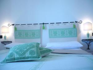 una camera con due letti e una luce blu di Le Pavoncelle ad Alghero