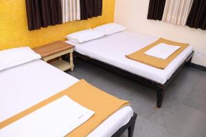 Postel nebo postele na pokoji v ubytování Hotel laxminarayan