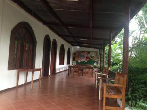 Hotel Ometepetl في مويوجالبا: غرفة مع كراسي وطاولات في مبنى