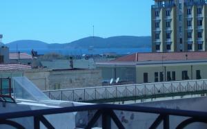 een balkon met uitzicht op een gebouw en een brug bij Le Pavoncelle in Alghero