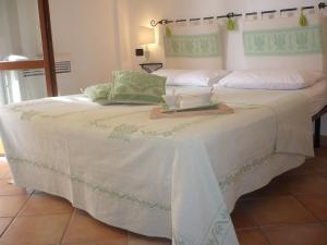 アルゲーロにあるLe Pavoncelleの白い大型ベッド(トレイ付)